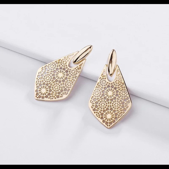 NEW 🌺 Gold Flower Filigree stud drop earring - Picture 1 of 2